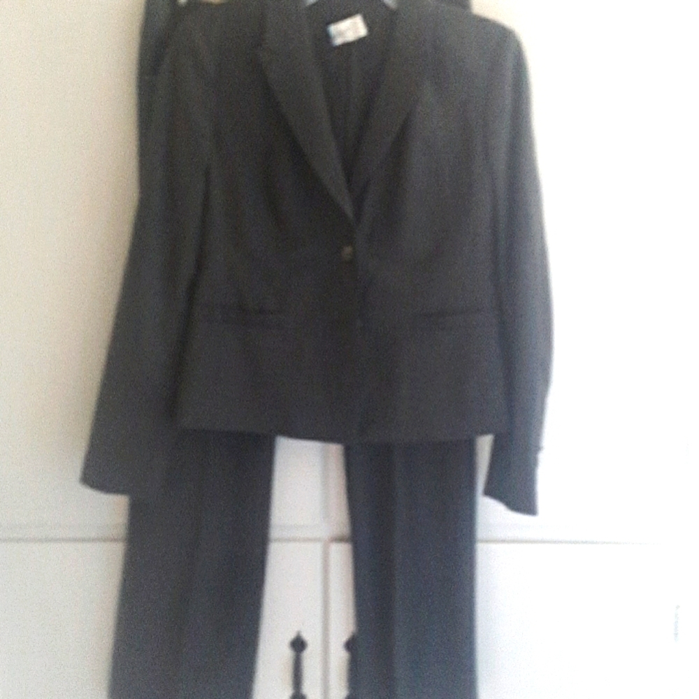 Pants suit